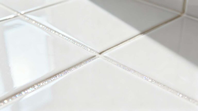 Le secret des bricoleurs pour des joints de carrelage éclatants sans refaire tout le carrelage