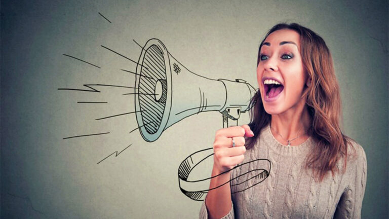 Parler très fort: ce que révèle la psychologie de nos voix et de nos interactions