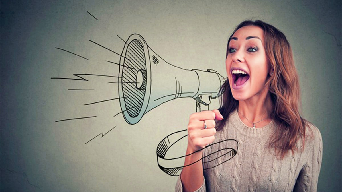 Parler très fort: ce que révèle la psychologie de nos voix et de nos interactions