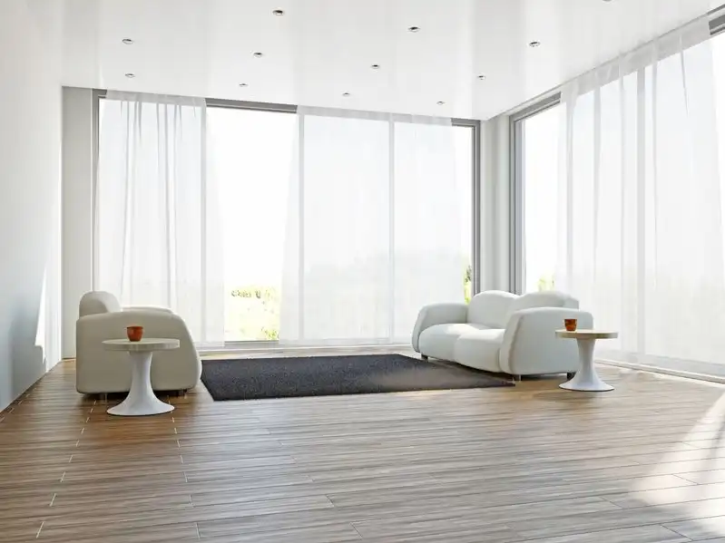 Salon moderne avec canapés blancs 