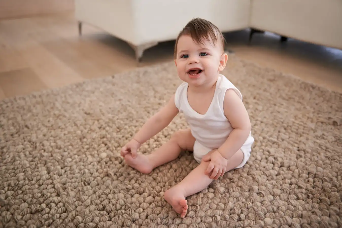 enfant sur un tapis texturé