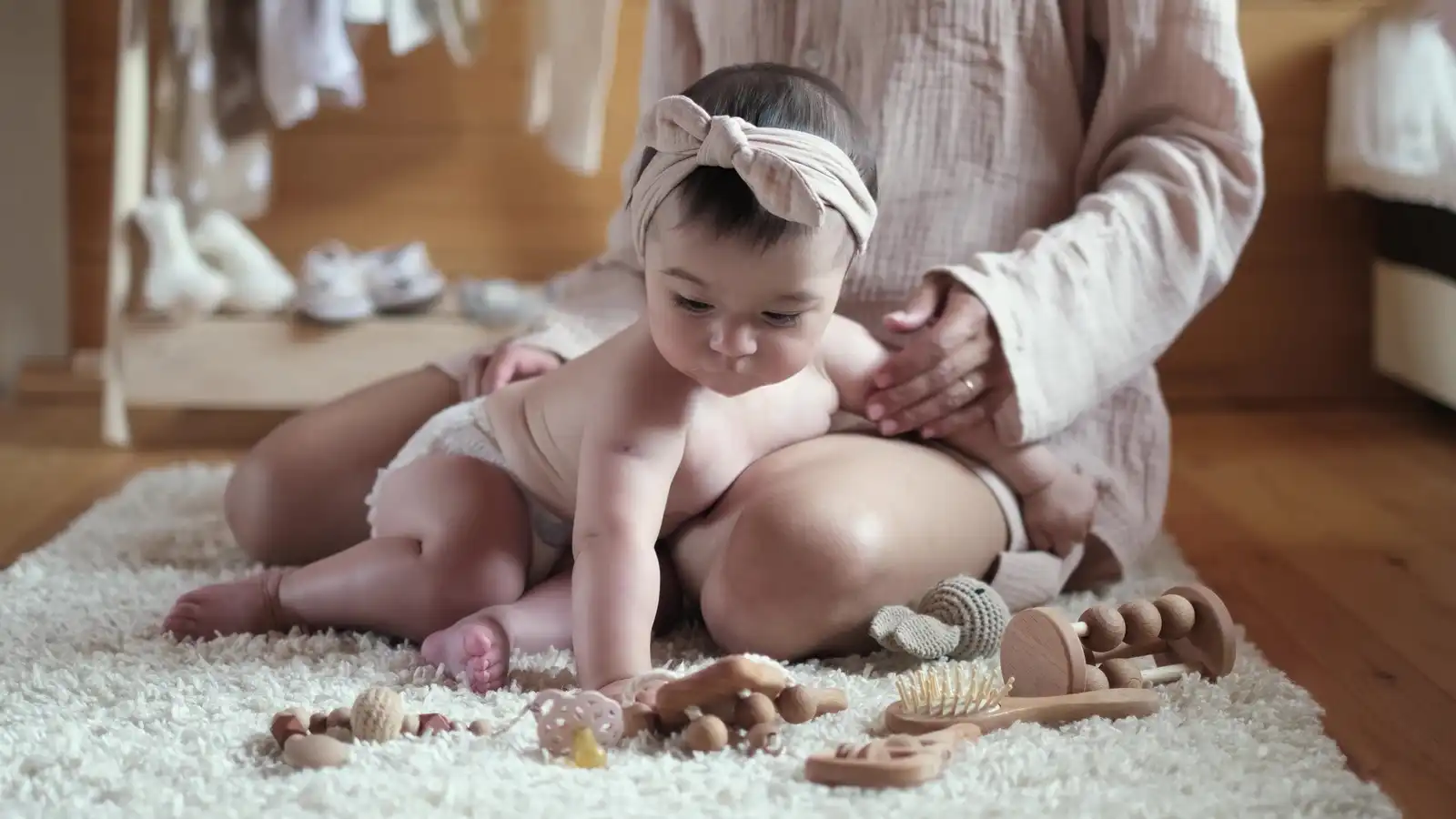 mère et fille sur un tapis
