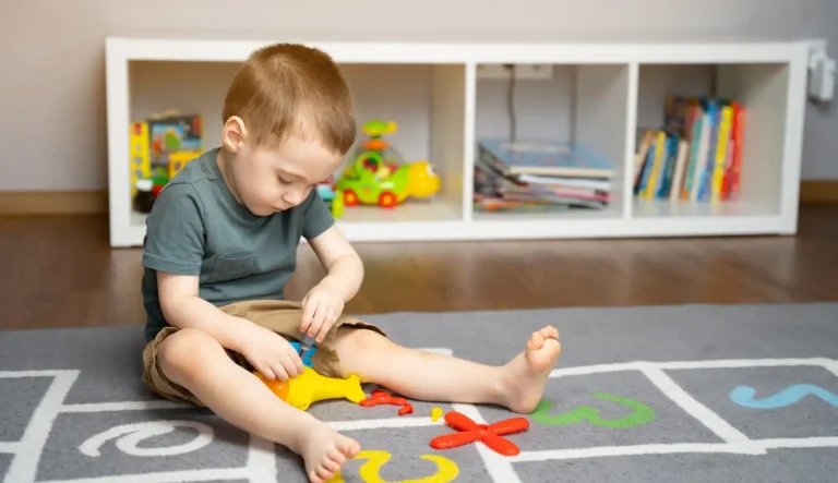enfant sur un tapis avec des chiffres