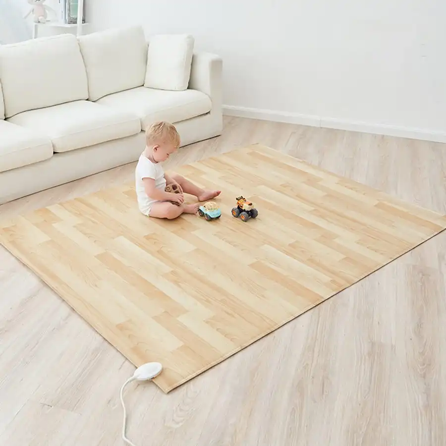 Jeune enfant sur un tapis futuriste