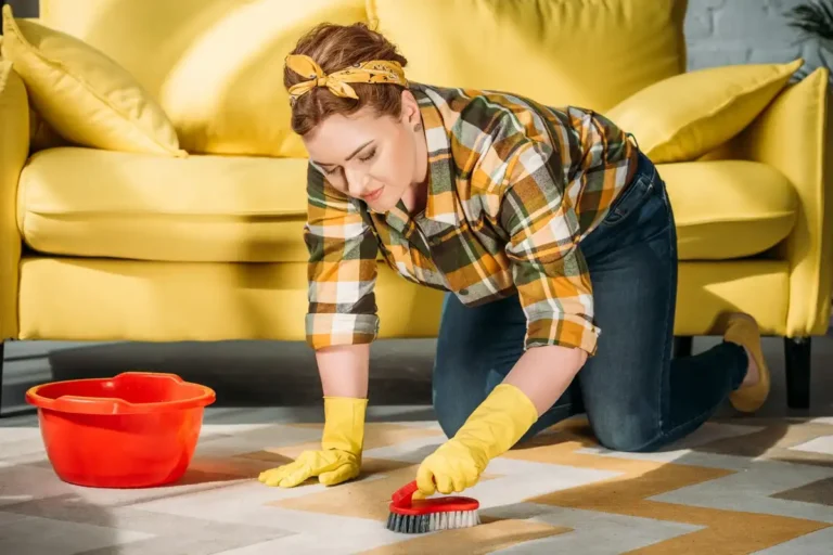 Femme qui nettoie un tapis en jute