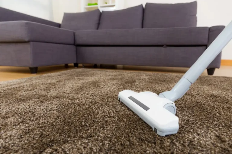 Nettoyage d'un tapis marron avec un aspirateur