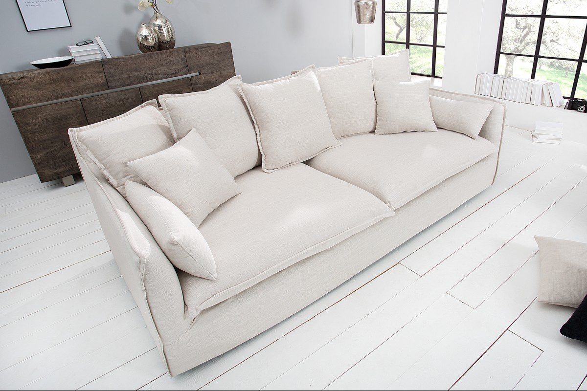 Salon avec canapé blanc sans tapis