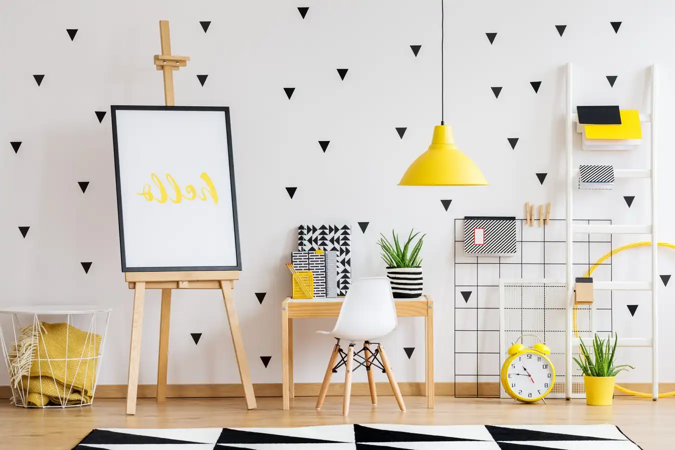 grand tapis géométrique sur un salon