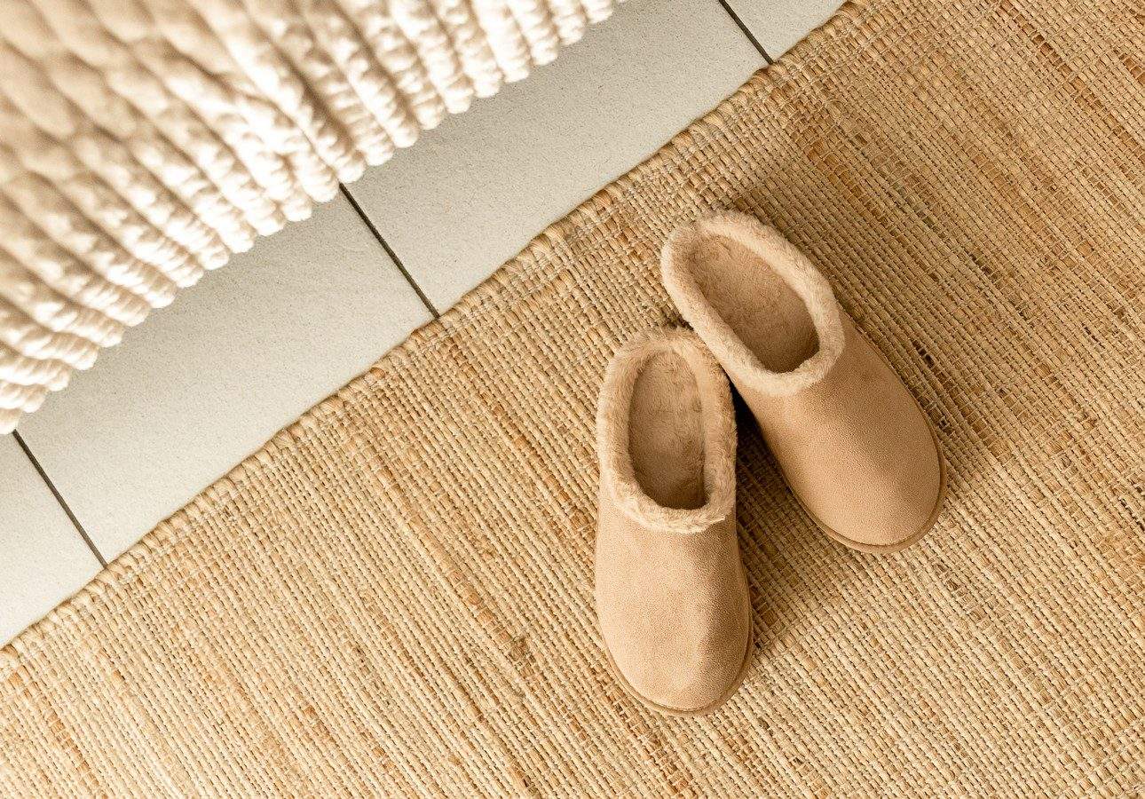 pantoufles sur un tapis