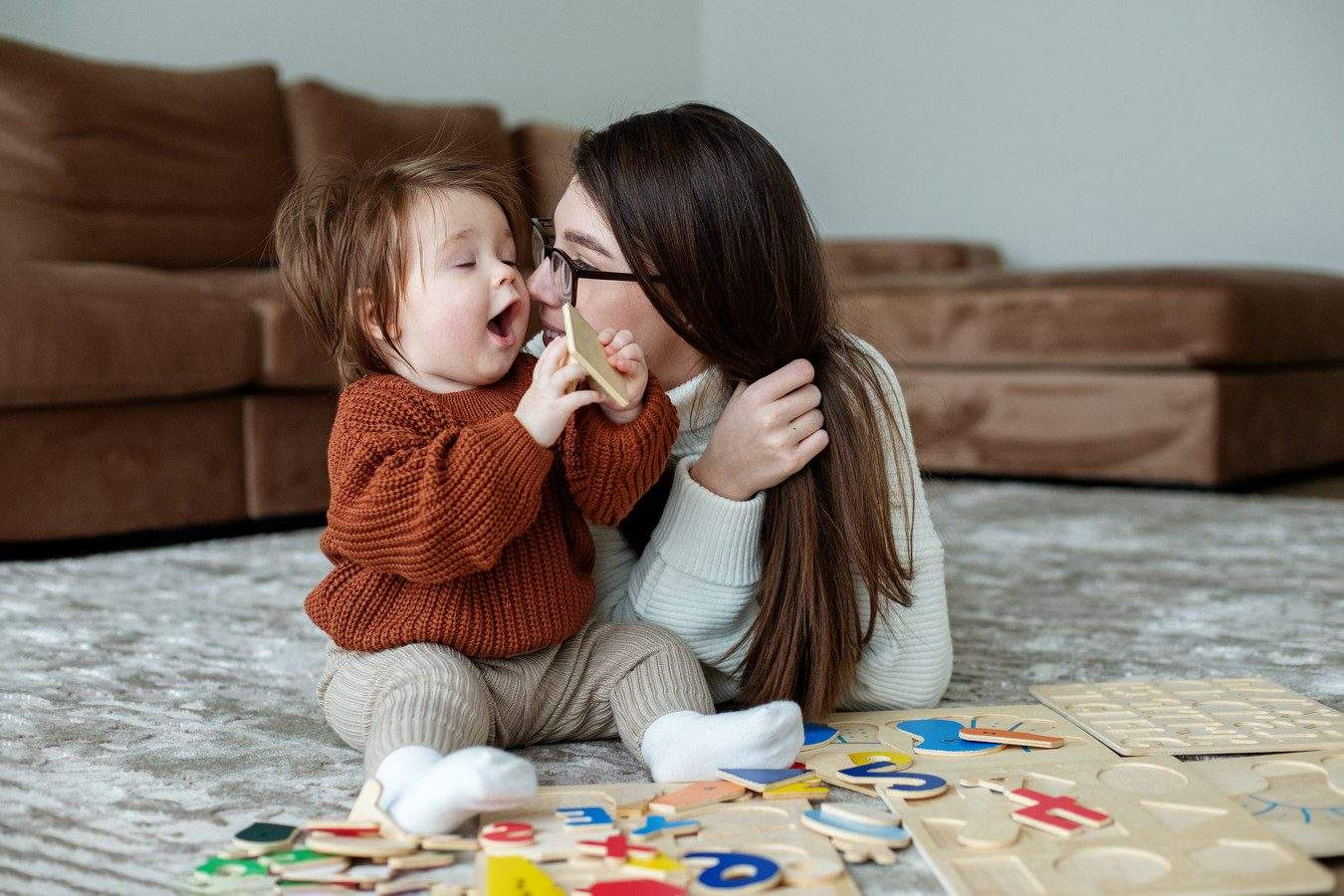 mère et fille sur un tapis