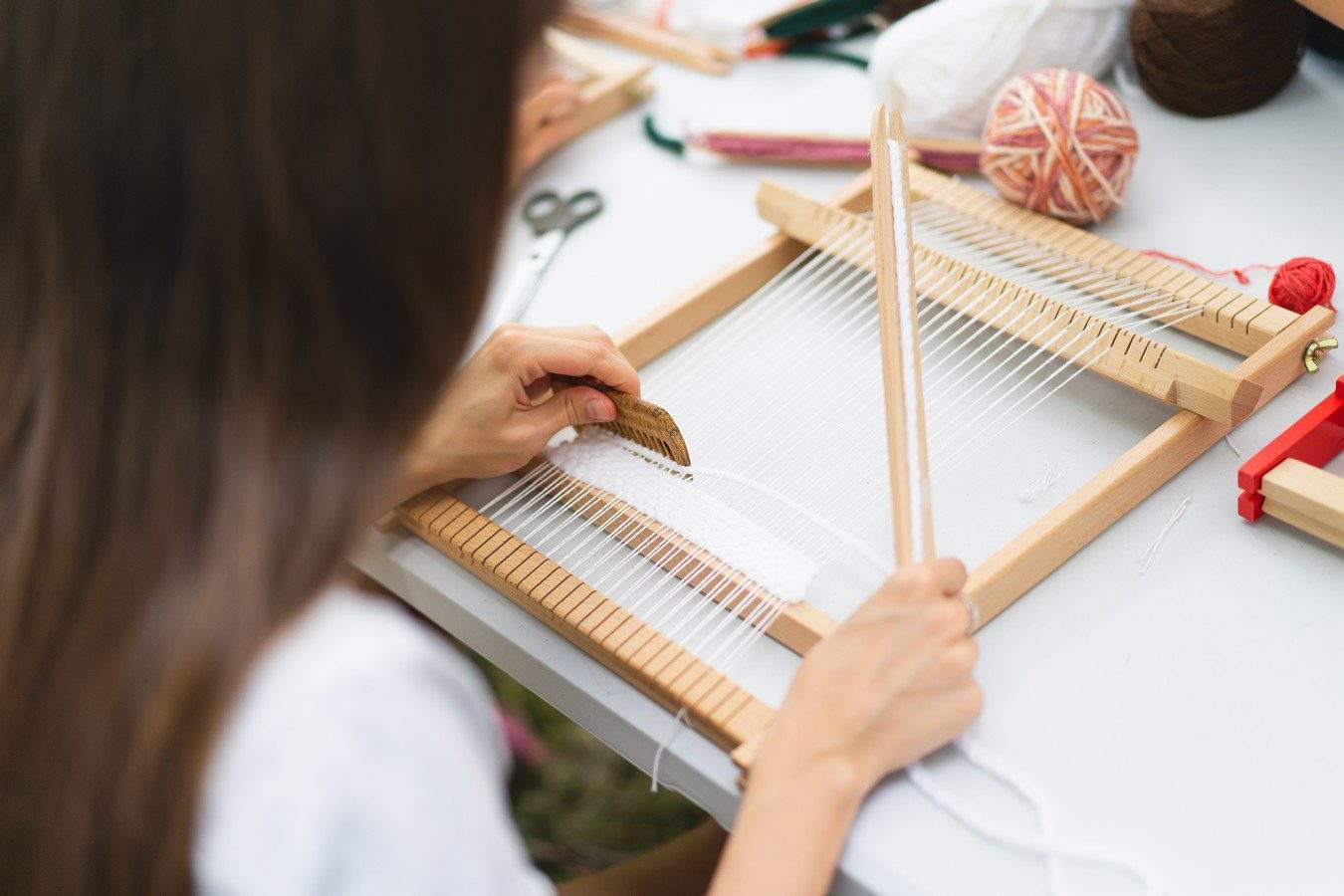 femme qui fait un tapis à la main