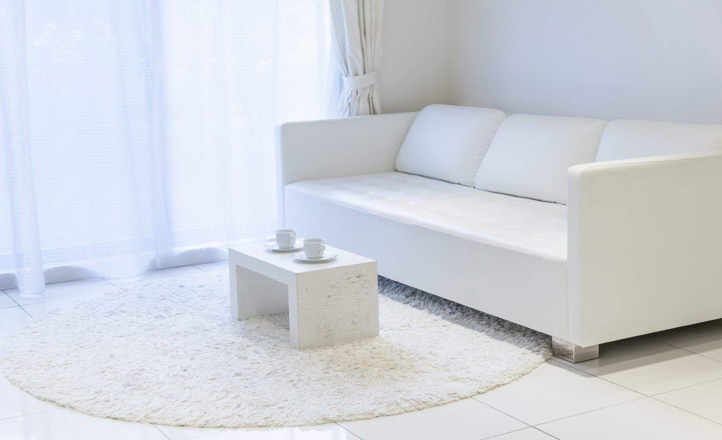 salon blanc avec canapé et tapis blanc