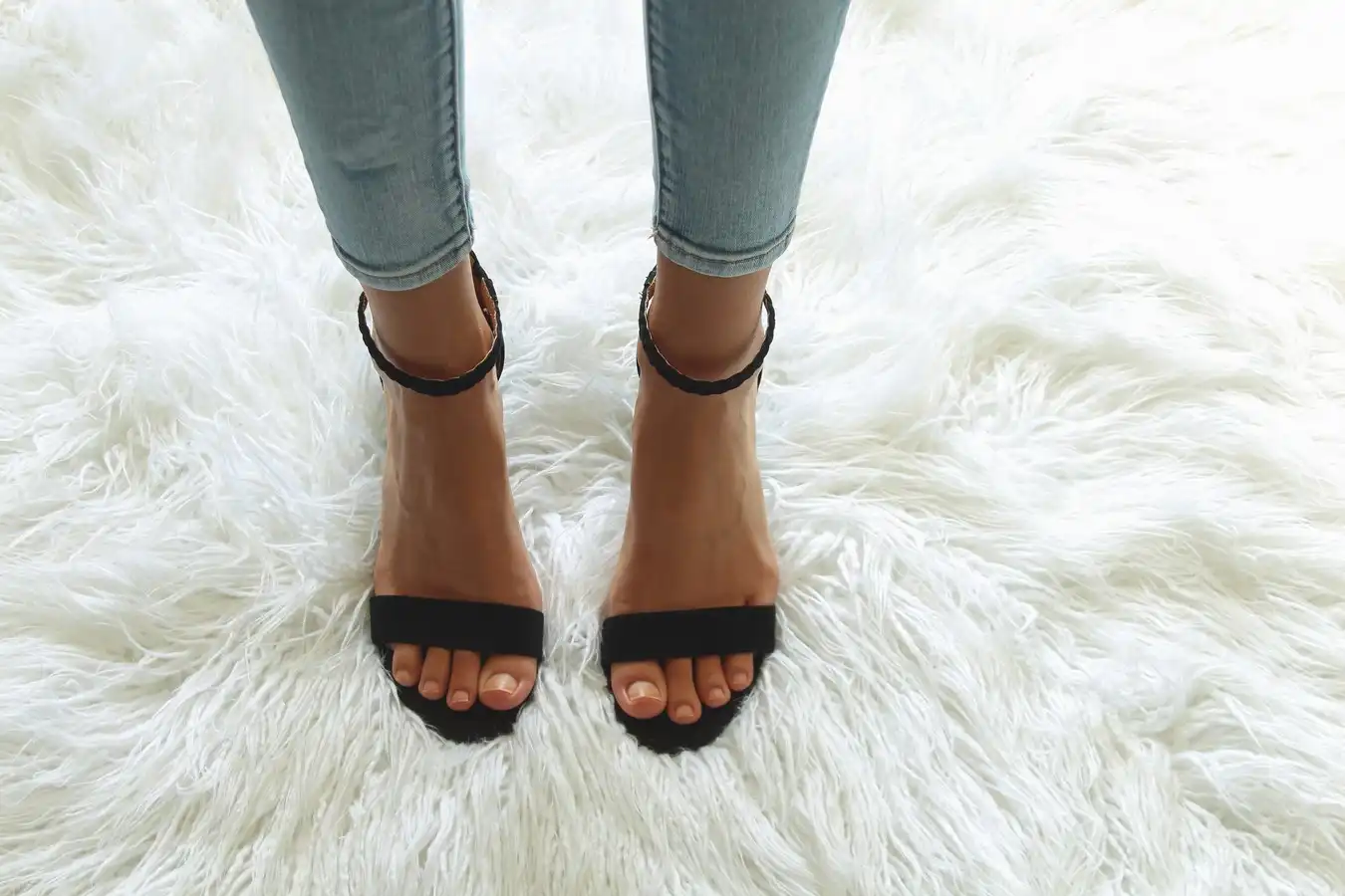 Pieds en talon sur tapis de luxe