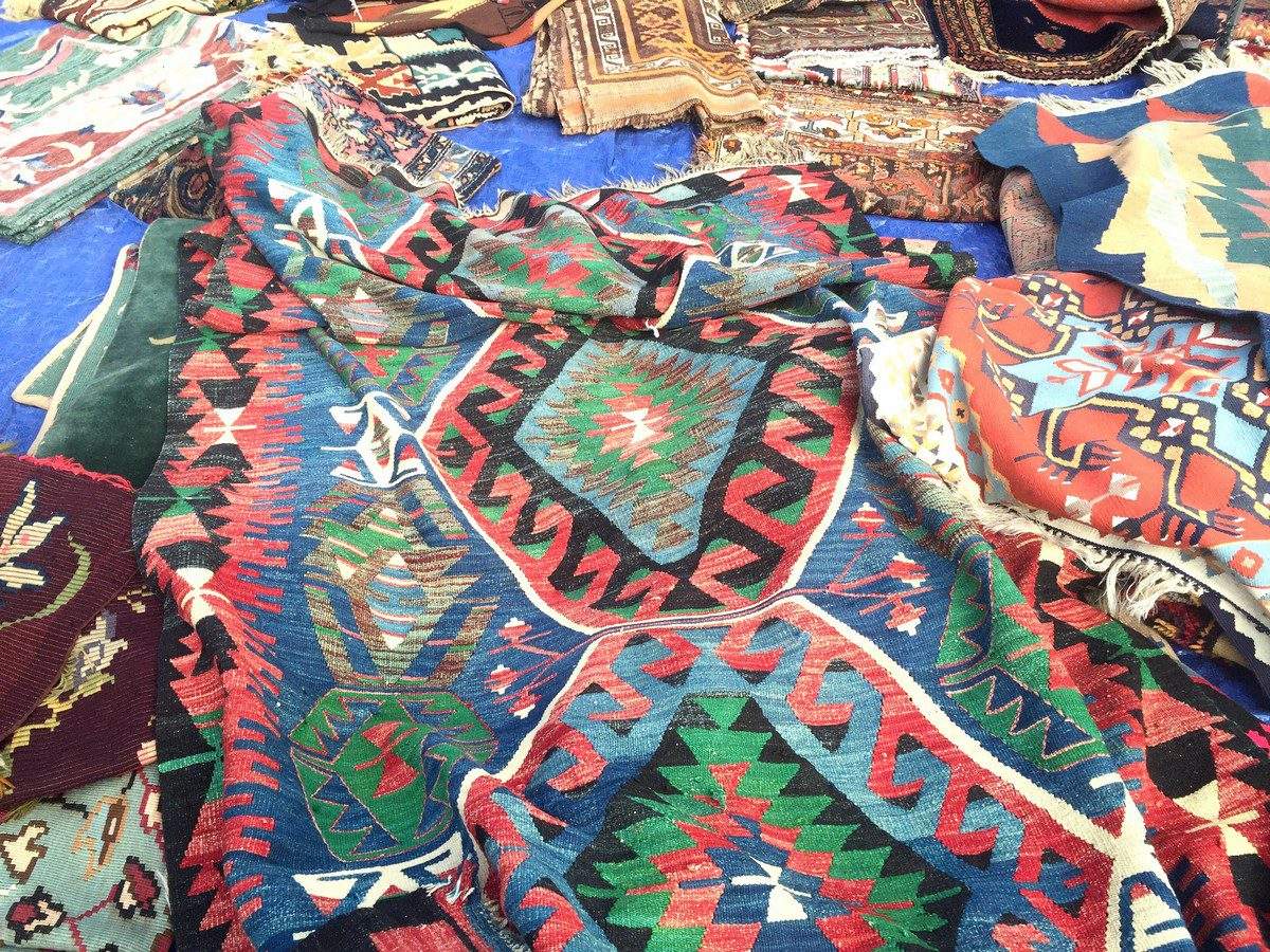 plusieurs tapis issus de l'artisanat éthique