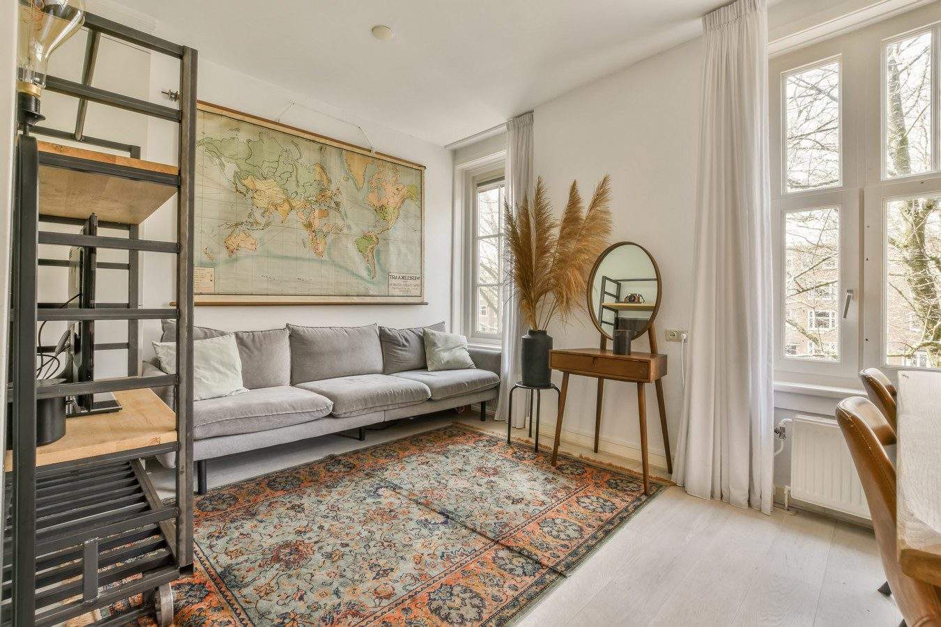 Salon avec parquet clair