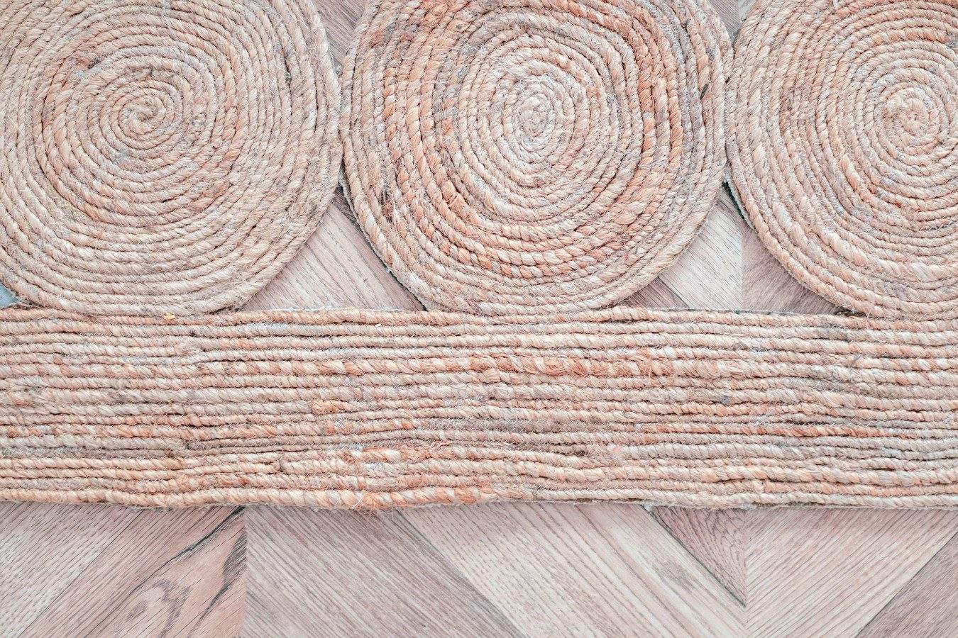 tapis moderne sur un parquet 
