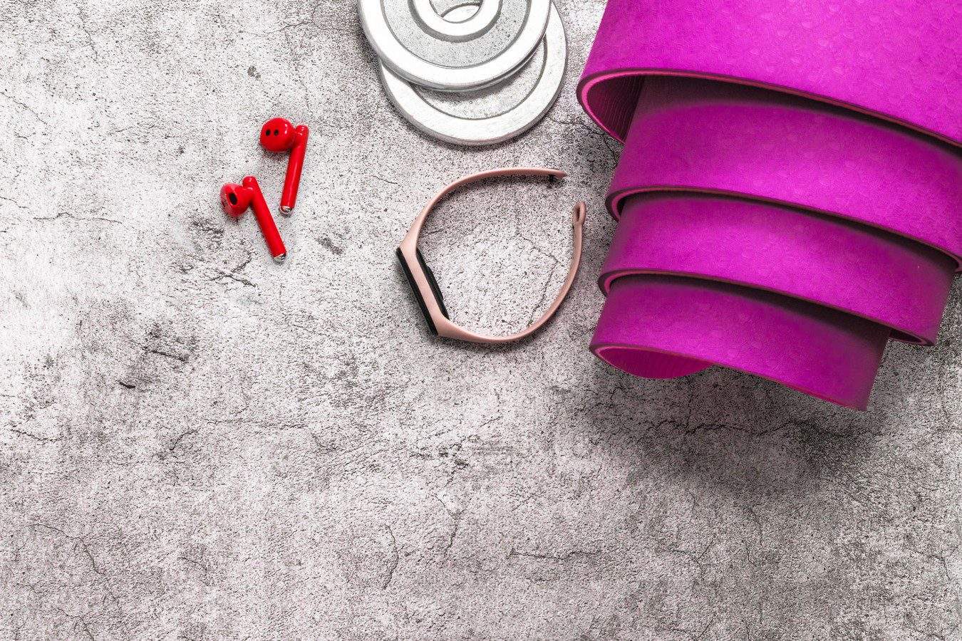 tapis de yoga santé violet sur le sol d'un tapis